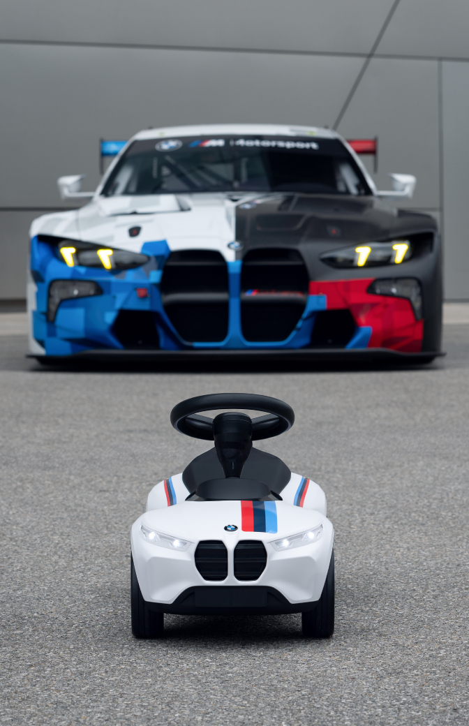 無論是栩栩如生的BMW模型車、兼具實用與質感的配件,或是專為兒童與旅行設計的生活精品,BMW都以細節雕琢每一個日常瞬間。因為我們深信,真正的駕馭樂趣,不止於車內,更能在生活的每一處被細細品味。